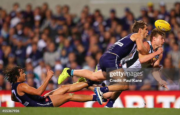 Ollie Wines of the Power gets tackled by Matt De Boer of the Dockers during the AFL 1st Semi Final match between the Fremantle Dockers and the Port...