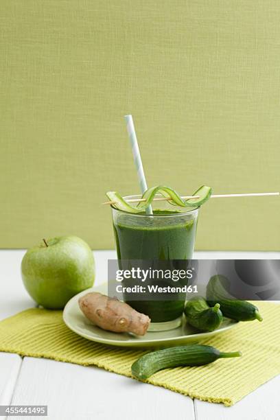 green smoothie made of green apples, ginger and cucumber, close up - smoothie close up textfreiraum stock-fotos und bilder