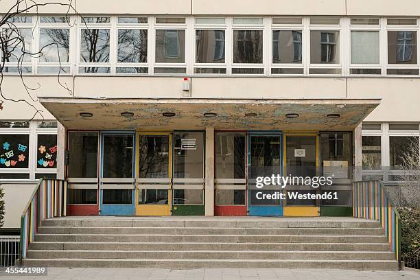 germany, berlin, entrance of school - schoolgebouw stockfoto's en -beelden