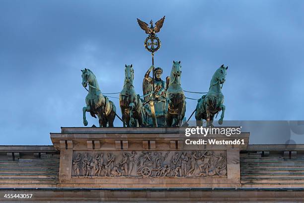 germany, berlin, view of brandenburger tor - quadriga statue brandenburg gate stock pictures, royalty-free photos & images