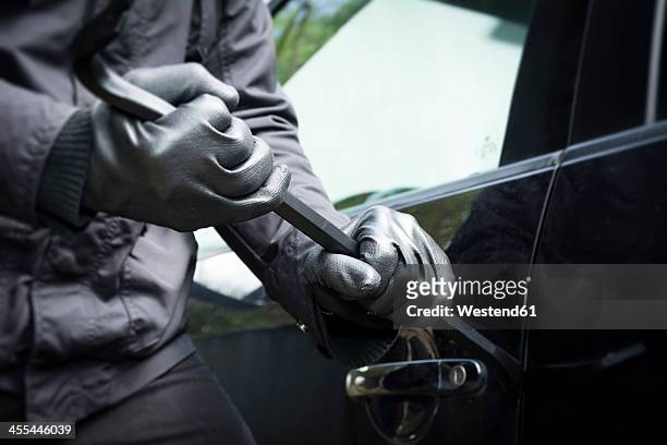 germany, north rhine westphalia, burglary breaking into car - thief 個照片及圖片檔