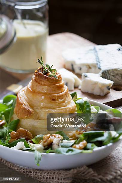 pear in puff pastry on salad with gorgonzola cheese in background - gorgonzola photos et images de collection