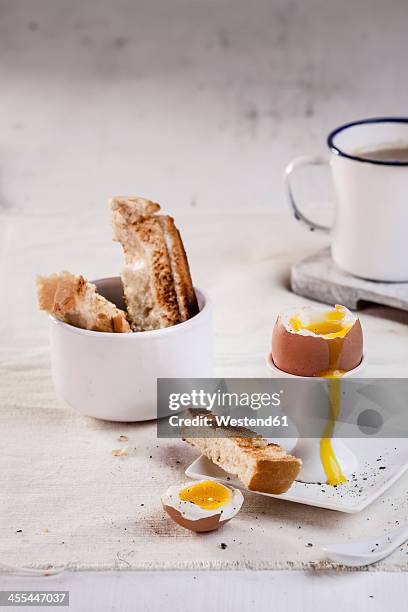 egg in egg cup with toasted white bread and coffee mug, close up - gekochtes ei stock-fotos und bilder