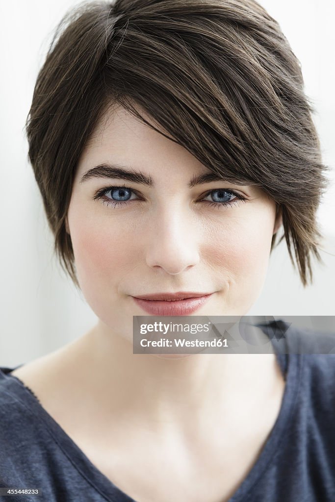 Germany, Bavaria, Munich, Portrait of young woman, smiling