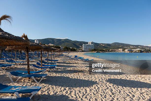 spain, balearic islands, mallorca, palma, view of palmanova with sun loungers and hotels - palma stock-fotos und bilder