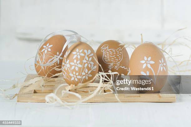 painted easter eggs with staw - chicken decoration stock-fotos und bilder