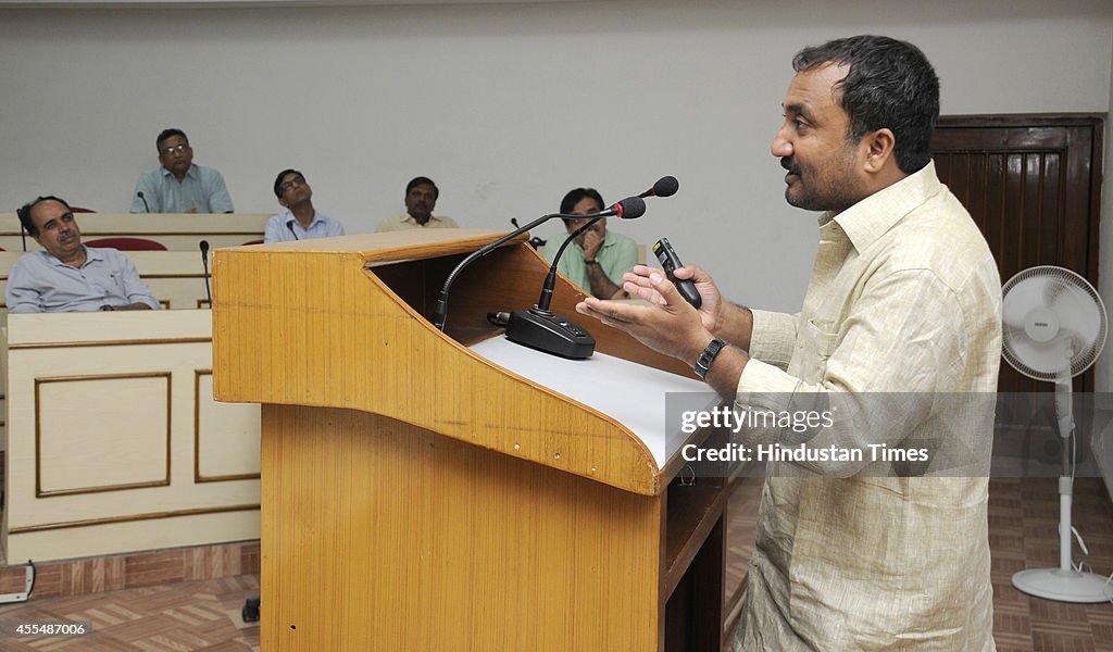 Anand Kumar Addresses 2011 Batch Of IAS, IPS And IFS Officers In HIPA