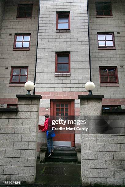 Volunteers from the Better Together campaign canvass in a residential street on September 15, 2014 in Edinburgh, Scotland. With the campaigning for...