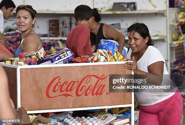 People loot a supermarket in San Jose del Cabo, on September 15, 2014 after hurricane Odile knocked down trees and power lines in Mexico's Baja...