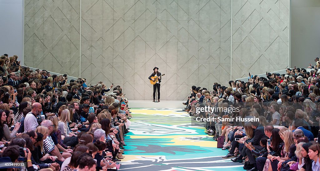 Burberry Prorsum: Runway - London Fashion Week SS15