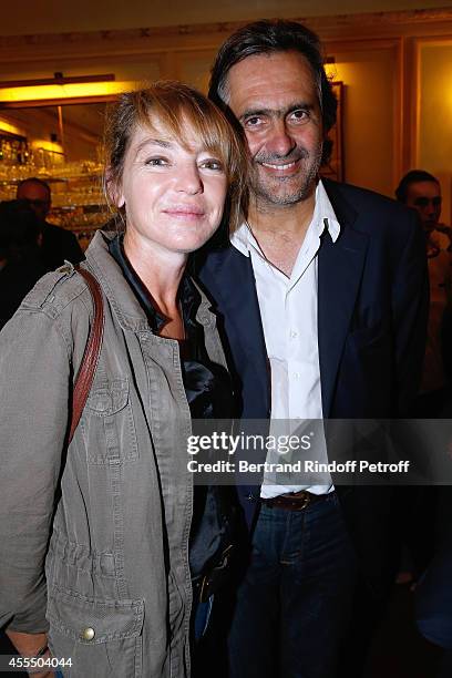 Journalist Emmanuel Chain and his wife director Valerie Guignabodet pose after 'Un diner d'adieu' : Premiere. Held at Theatre Edouard VII on...