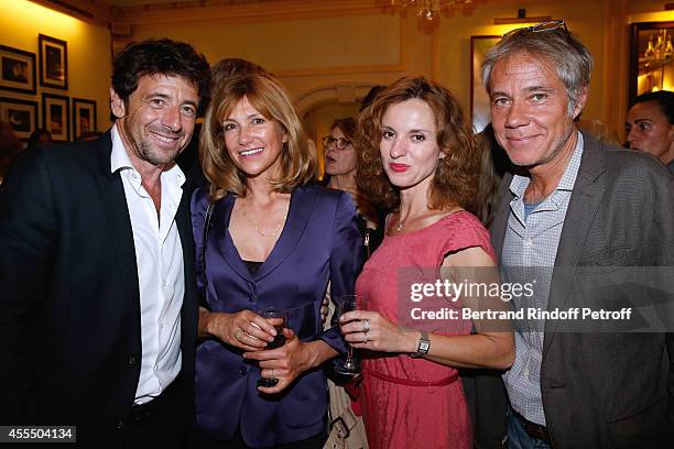 Singer Patrick Bruel, actress Florence Pernel, Lysiane Meis and Jose Paul pose after 'Un diner d'adieu' : Premiere. Held at Theatre Edouard VII on...