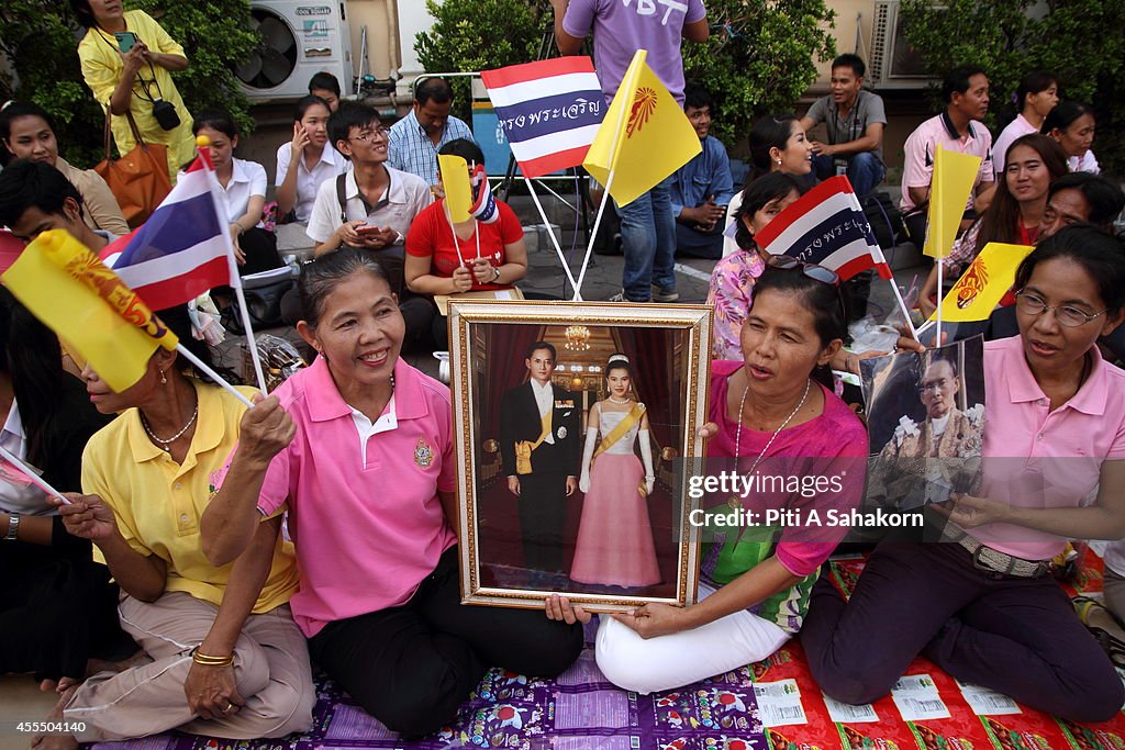 People waiting to see Thai King Bhumibol Adulyadej hold the...