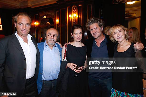 Gilles Cohen, Jean-Michel Ribes, Emmanuelle Devos, Fabrice Roger Lacan and Marie-Anne Chazel pose after 'Un diner d'adieu' : Premiere. Held at...