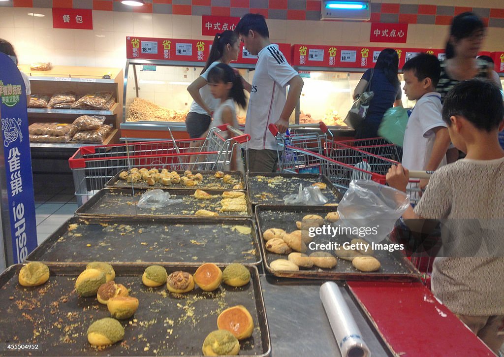 Shopping Rush Happens In Haikou During The Upcoming Typhoon Kalmaegi