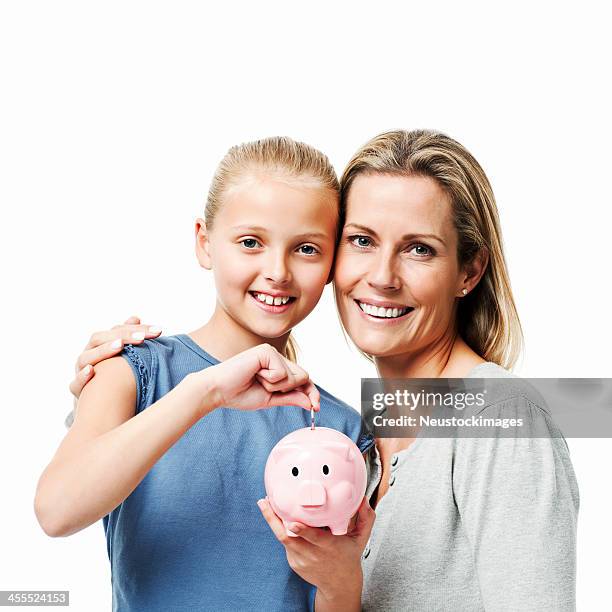 mutter und tochter, isoliert, geld sparen - blonde girl piggy bank stock-fotos und bilder