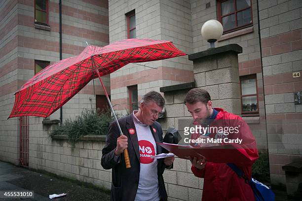 Volunteers for the Better Together campaign canvass in a residential street on September 15, 2014 in Edinburgh, Scotland. With the campaigning for...