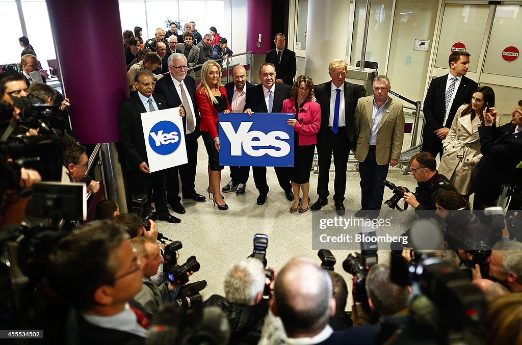 Scottish First Minister Alex Salmond Canvas's Voters Ahead Of Referendum Vote