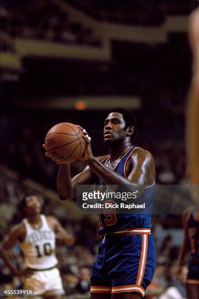 Willis Reed of the New York Knicks shoots a free throw against the Boston Celtics during a game circa 1970 at the Boston Garden in Boston,...