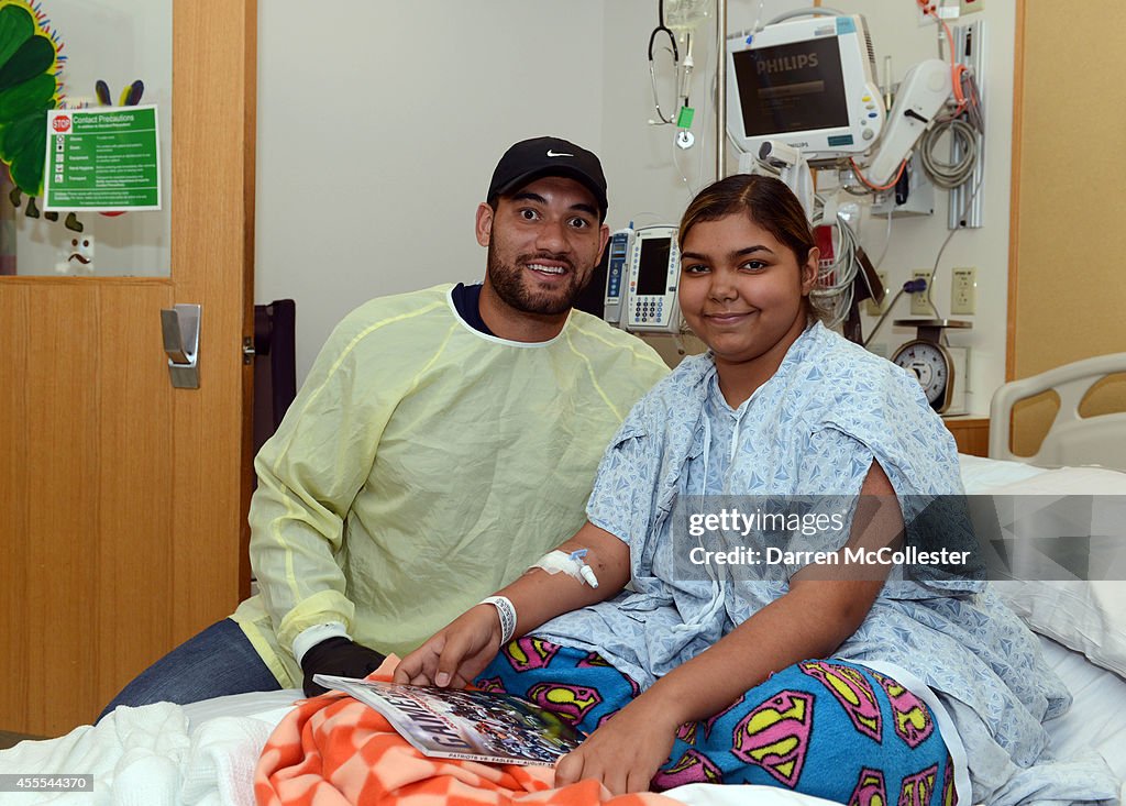 New England Patriots Mike Hoomanawanui brings smiles and laughter to patients at Boston Children's Hospital