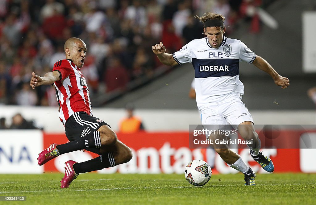 Estudiantes v Gimnasia y Esgrima La Plata - Copa Total Sudamericana 2014