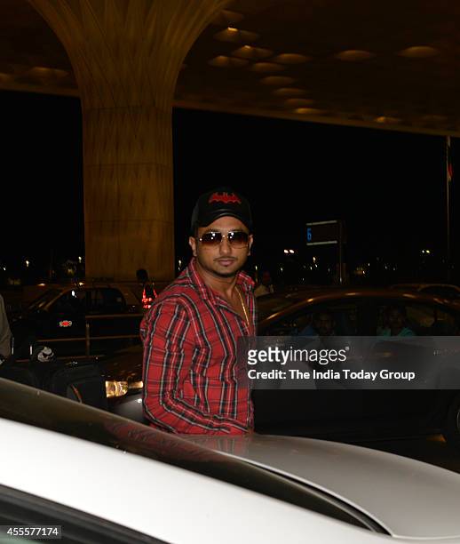 September 16: Honey Singh leaving for US for the promotion of his upcoming movie Happy New Year for a schedule of 15 days.