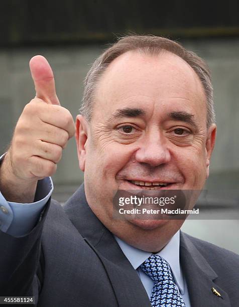 Scotland's First Minister Alex Salmond gives a thumbs up to reporters as he campaigns in the East Kilbride shopping centre on September 17, 2014 in...