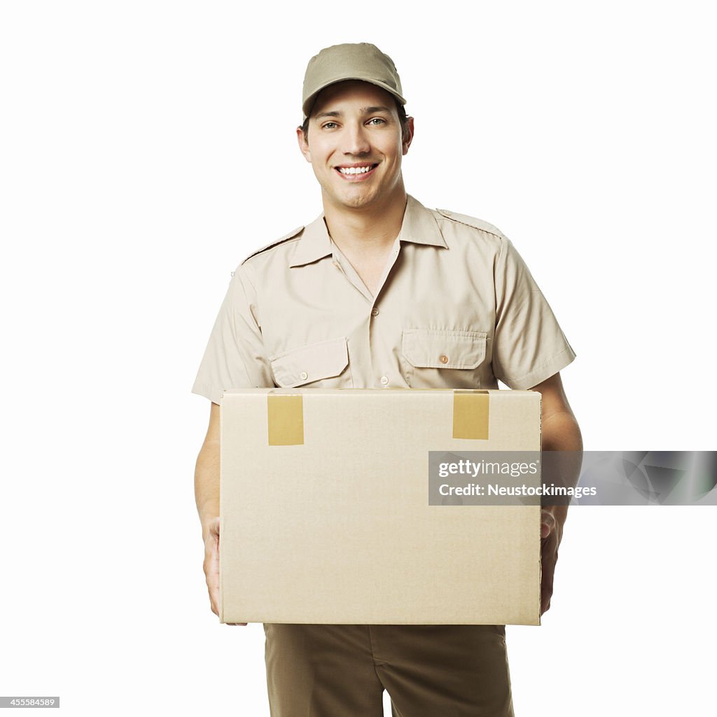 Deliveryman tenendo un pacchetto-isolato