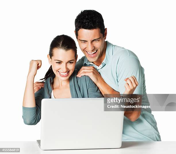 casal feliz no computador isolado - sacudindo - fotografias e filmes do acervo