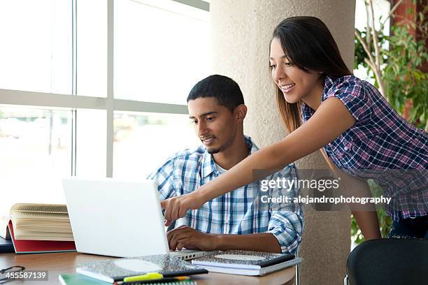 hispanic los estudiantes trabajando en una computadora portátil - puertorriqueño fotografías e imágenes de stock