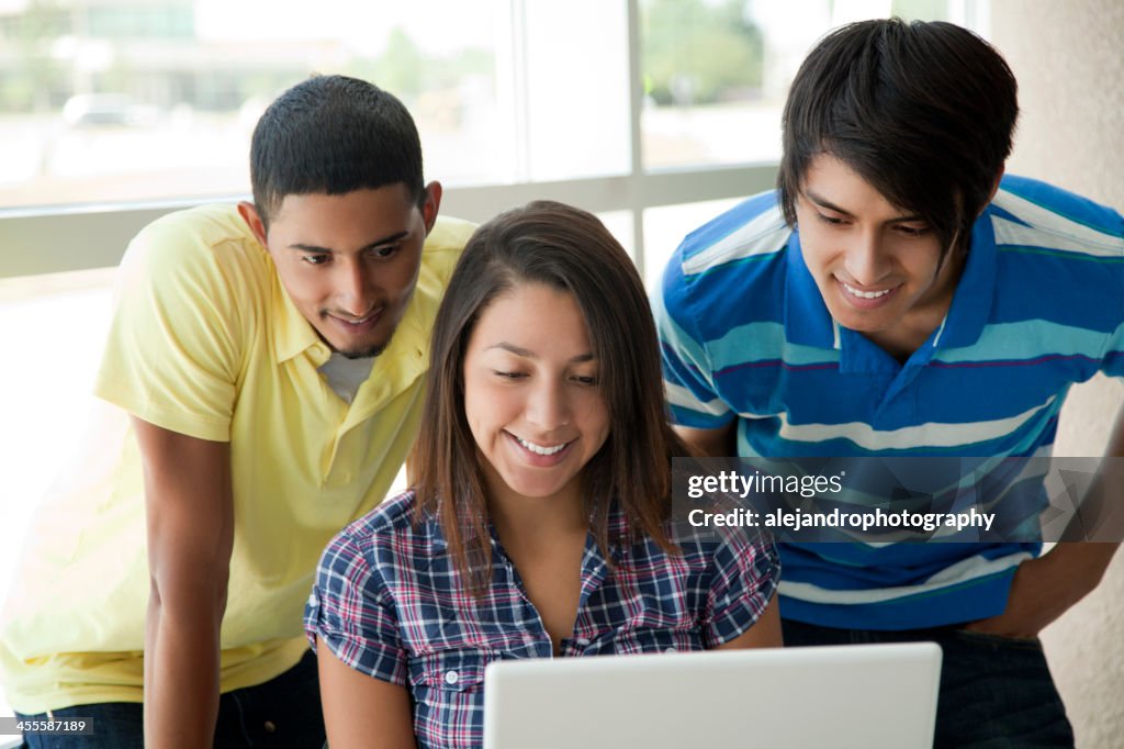 Hispanic studenti con un portatile