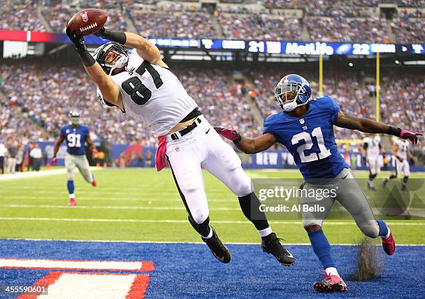 Brent Celek of the Philadelphia Eagles catches the go ahead touchdown against Ryan Mundy of the New York Giants in the fourth Quarter during their...