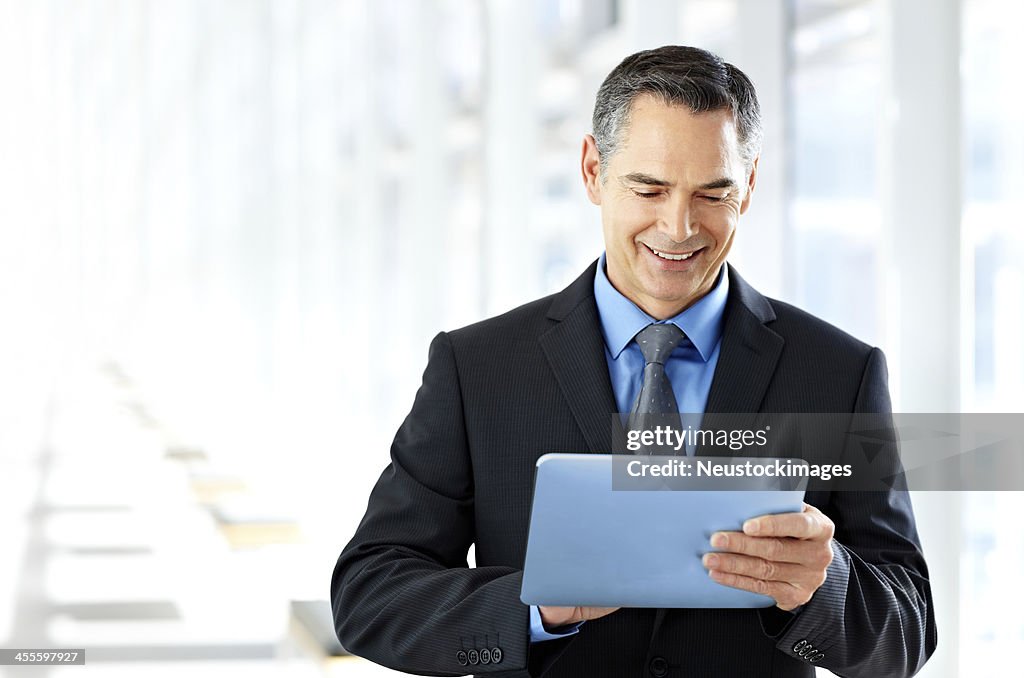 Geschäftsmann mit einem Tablet-Computer