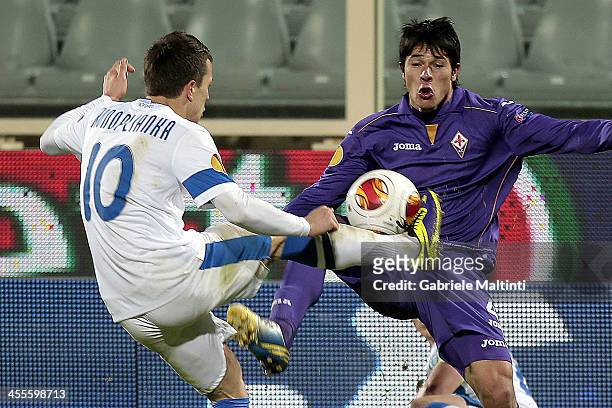 Facundo Roncaglia of ACF Fiorentina fights for the ball with Yevhen Konoplyanka of FC Dnipro Dnipropetrovsk during the Uefa Europa League Group E...