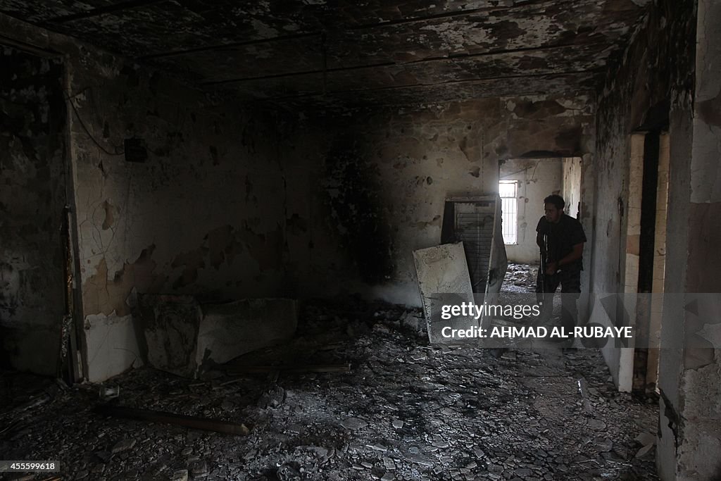 House Rumble Iraq An Iraqi Sunni gunman inspects an house as he secures an area on ...