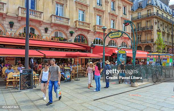 street scene in saint michel, latin quarter, paris - pedestrians photos et images de collection