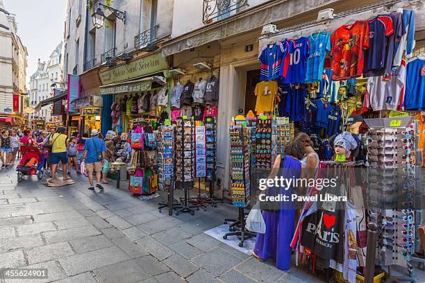 souvenir shops in paris - souvenir stock-fotos und bilder