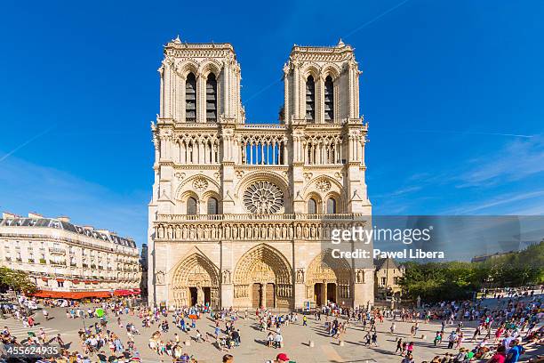 notre dame cathedral in paris - church color light paris stockfoto's en -beelden