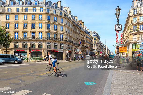 rue de rivoli, paris - rue de rivoli fotografías e imágenes de stock