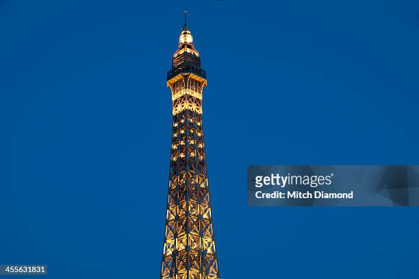 eiffel tower at the paris hotel in las vegas - replica eiffeltoren las vegas stockfoto's en -beelden