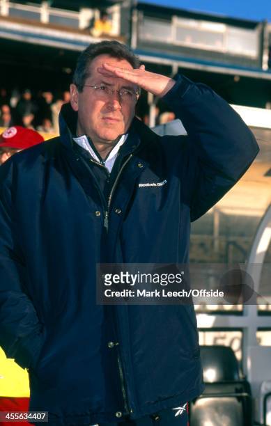 January 1999 - FA Cup 3rd Round - Port Vale v Liverpool - Liverpool manager Gerard Houllier shields his eyes from the sun.