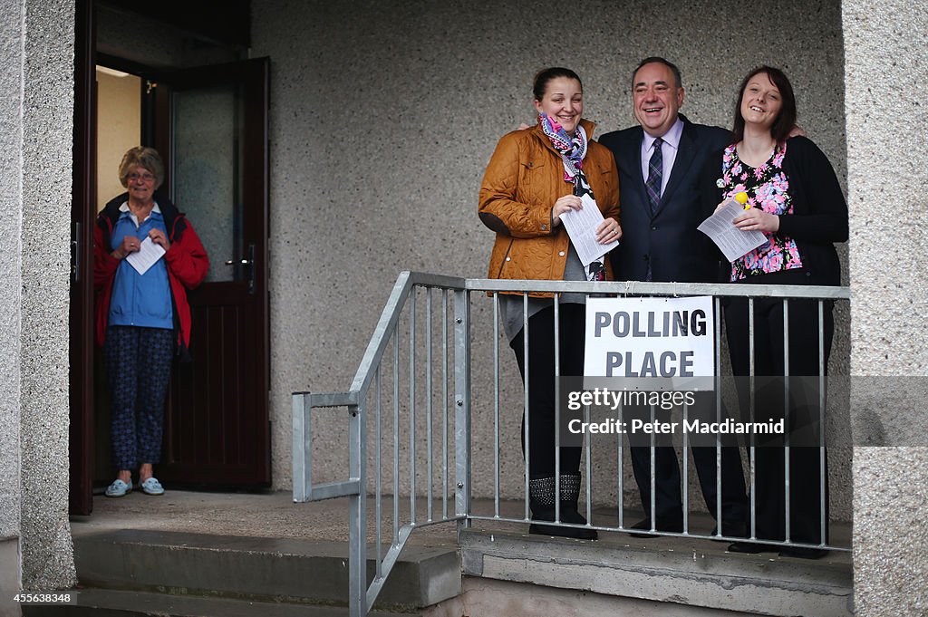 People Of Scotland Take To The Polls To Decide Their Country's Fate In Historic Vote