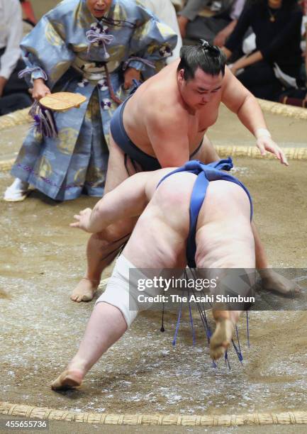 Kakuryu pulls back to push Aoiyama to win during day four of the Grand Sumo Autumn Tournament at Ryogoku Kokugikan on September 17, 2014 in Tokyo,...