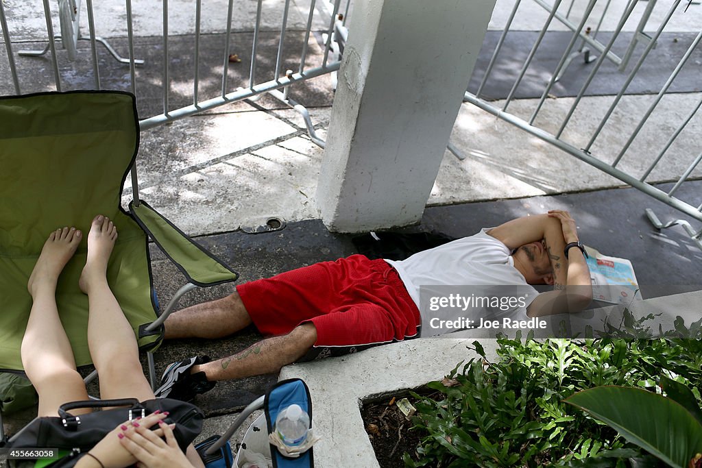 Customers Line Up At Apple Stores Ahead Of iPhone 6 Sales Launch