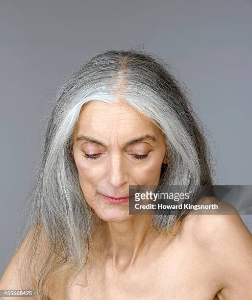 mature female beauty looking down - old howard fotografías e imágenes de stock