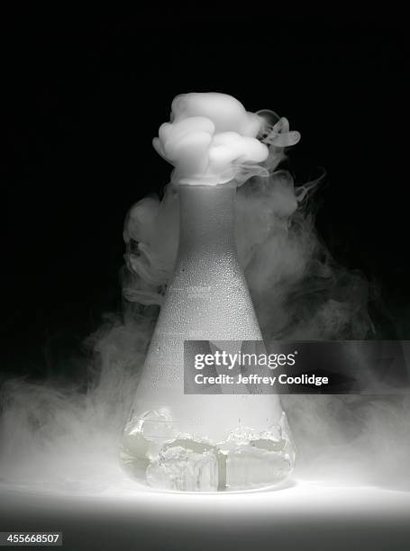 bubbling vapor flask - chemische reaktion stock-fotos und bilder