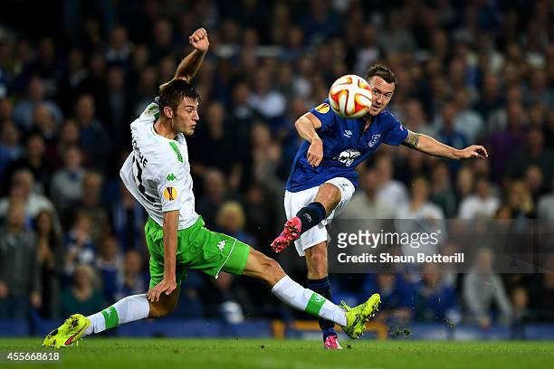 Aidan McGeady of Everton takes a shot on goal past the outstretched Robin Knoche of VfL Wolfsburg during the UEFA Europa League Group H match between...