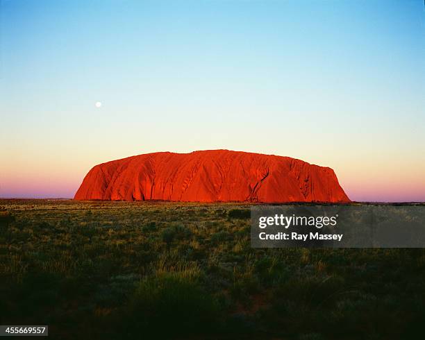 uluru ayers rock - ayer's rock stockfoto's en -beelden