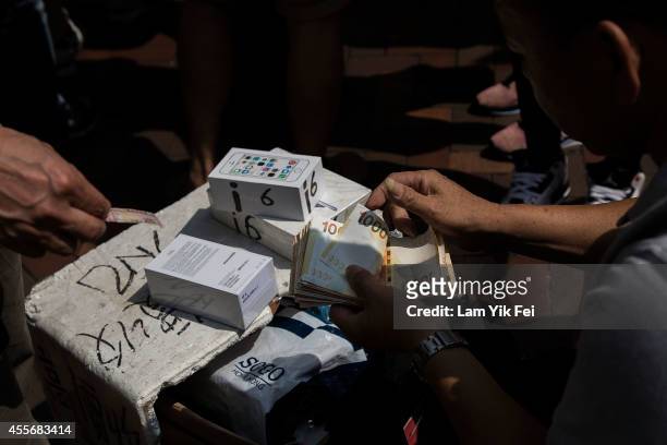 New Apple iPhone 6 units are resold during the launch of the new iPhone at Mongkok on September 19, 2014 in Hong Kong, China. On September 19,...