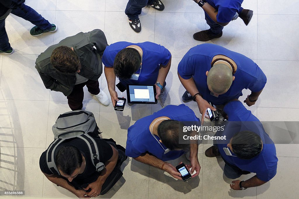 Apple's I Phone  : Launch at Apple Opera Store In Paris